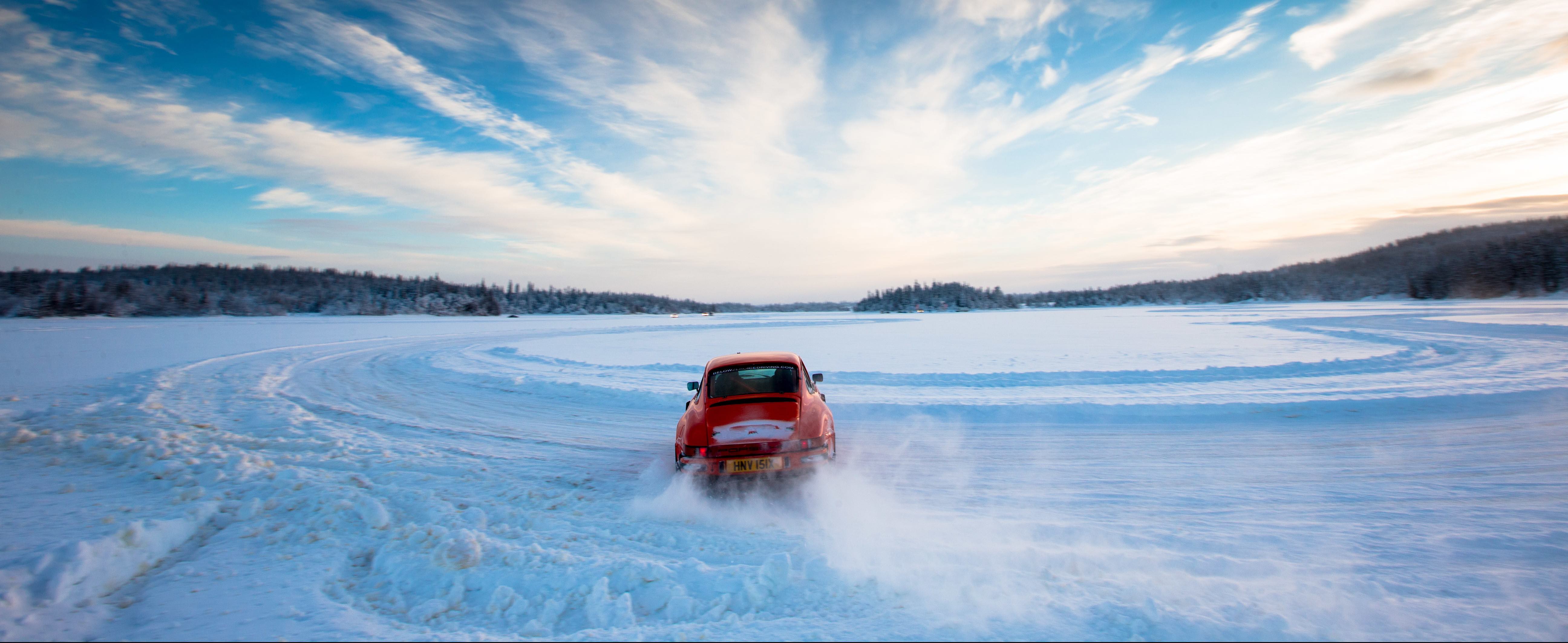 Extreme travel – driving a Porsche 911 on a frozen lake