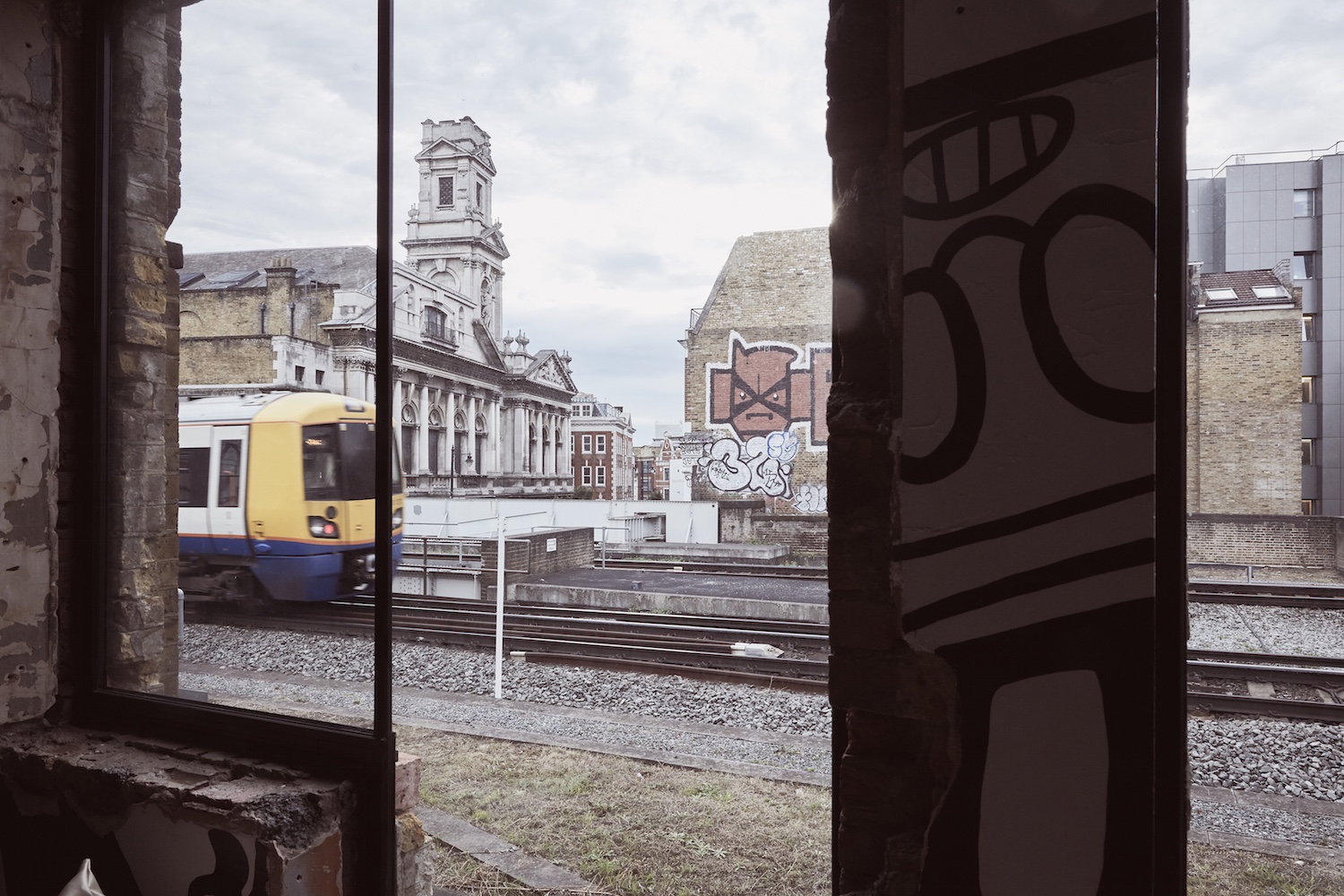shoreditch-platform-lounge-view-to-trainline-from-old-platform-with-train