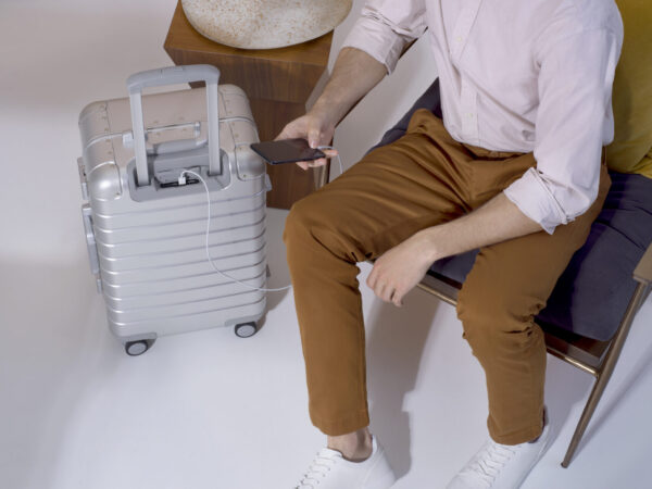 Away Aluminum Edition Carry-on smart suitcase - Globetrender