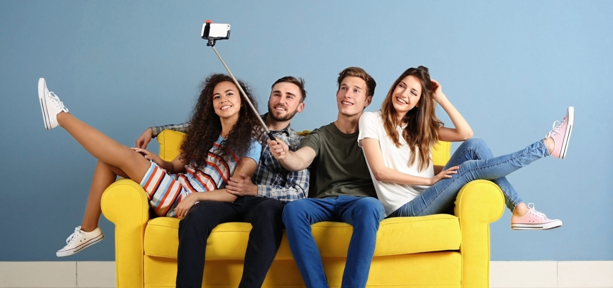 Friends on a sofa Globetrender