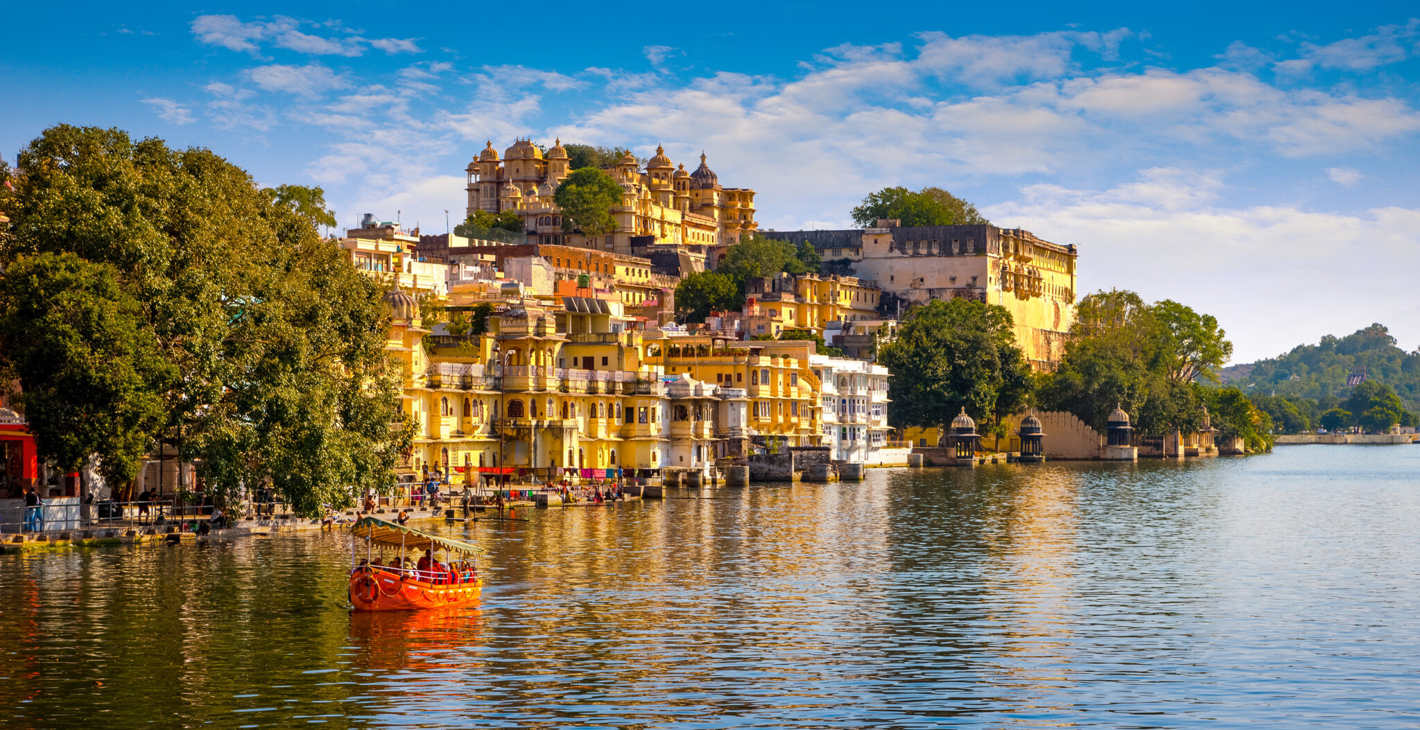 City Palace and Pichola lake in Udaipur, India - Globetrender