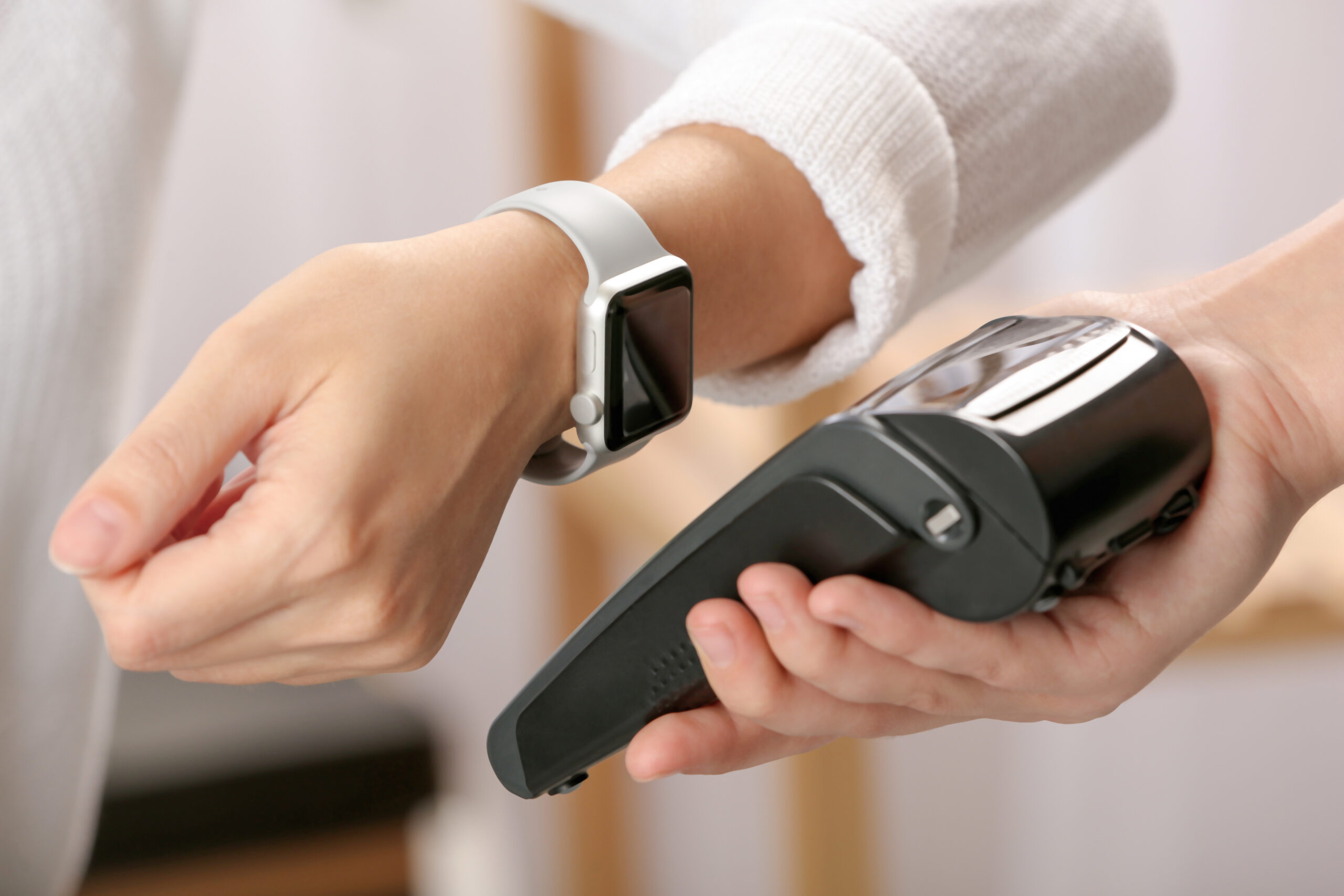 contactless payment with smart watch - Globetrender