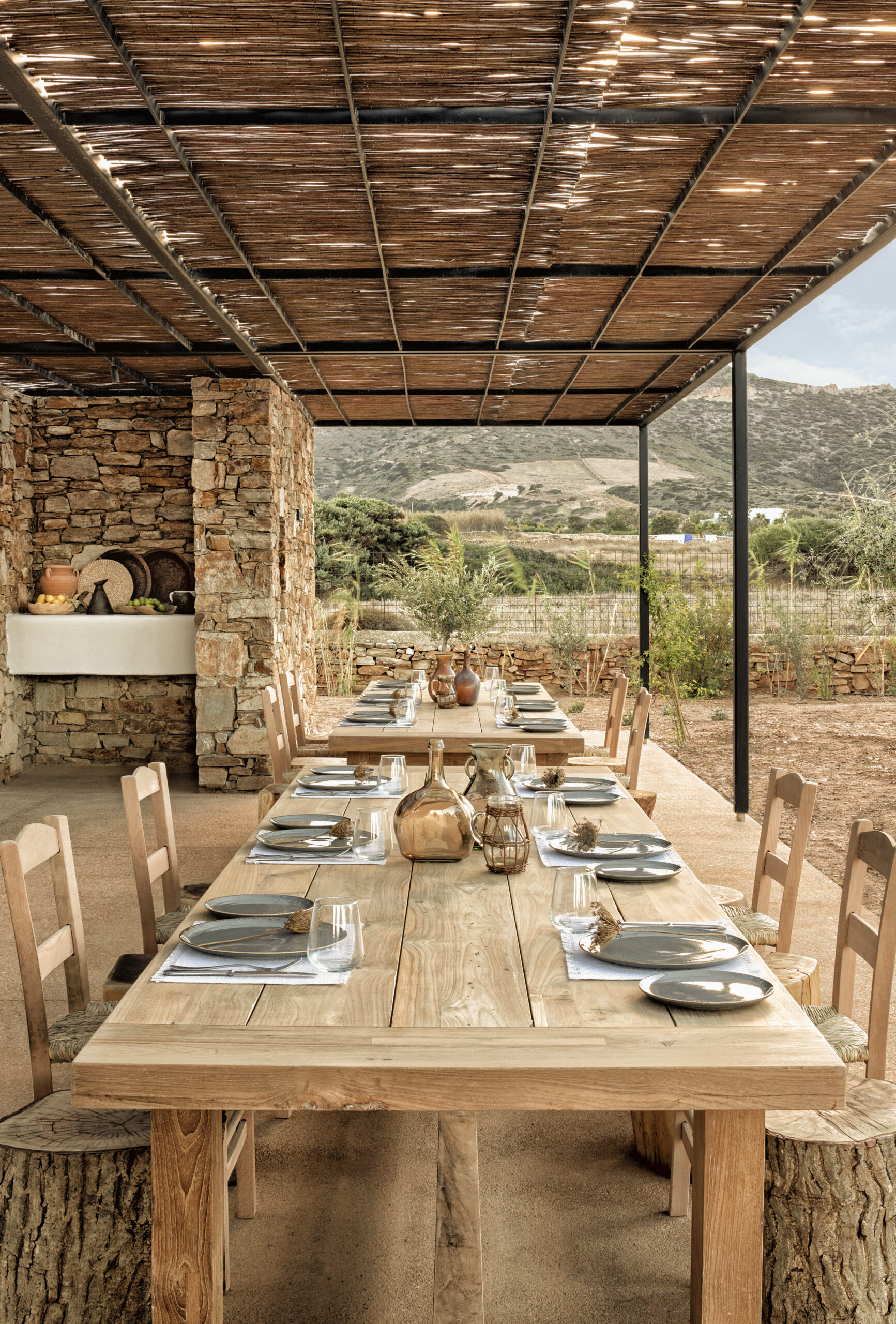 The Rooster farm communal table ©Yannis Rizomarkos