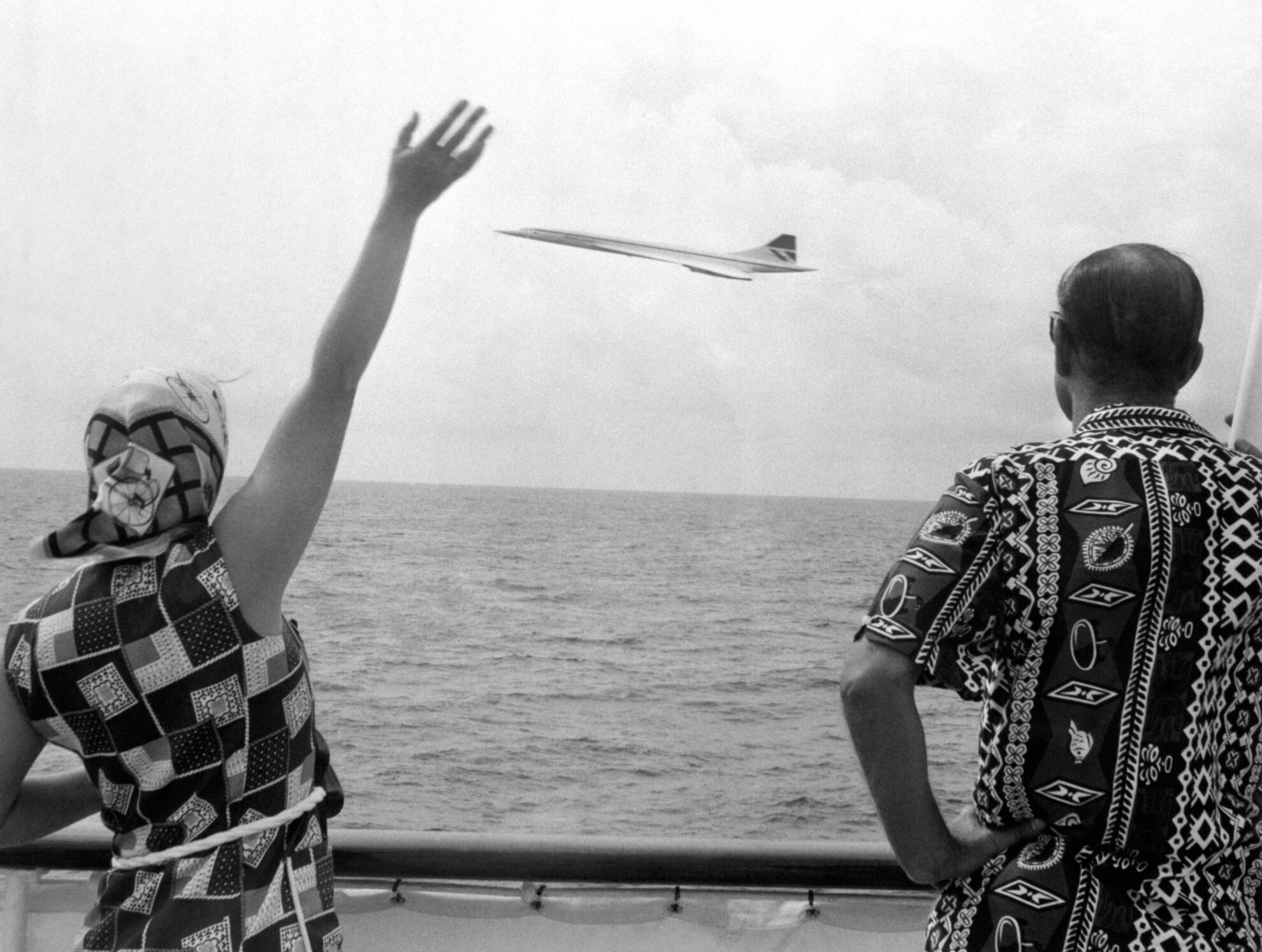 Ratu Elizabeth II dan Duke of Edinburgh melambai saat Concorde terbang dengan Royal Yacht Britannia saat pasangan kerajaan itu mendekati Barbados.