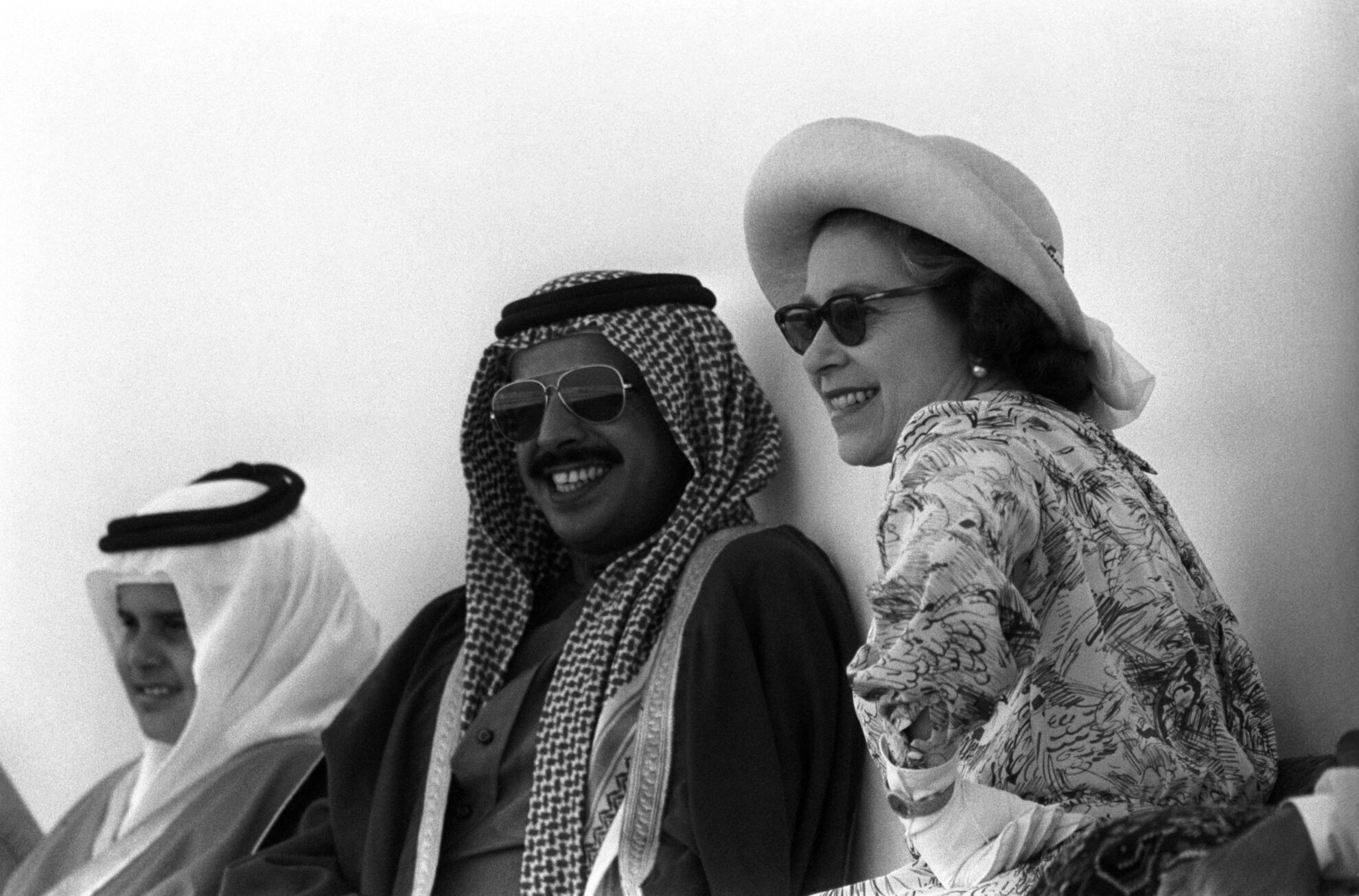 Ratu Elizabeth II dengan Sheikh Ahmed bin Isa Al-Khalifa pada balapan di Bahrain.  Emir sangat anti-taruhan dan memiliki caranya sendiri untuk mengecilkan hati para pemain - dia mengubah nomor pada semua kuda tepat sebelum dimulainya balapan.  Tapi ketika Ratu