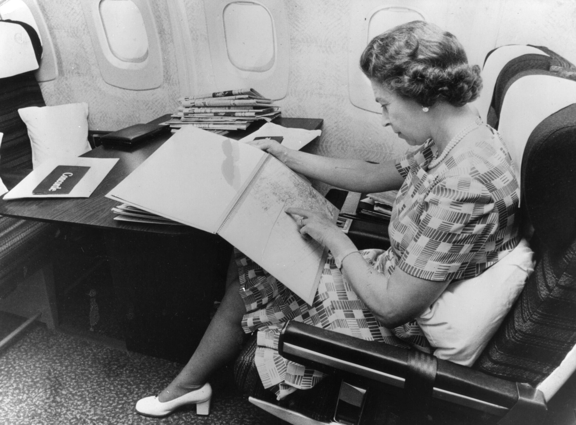 Ratu Elizabeth II (b1926) terbang kembali dari Barbados di Concorde, 1977. Artis: Tidak diketahui.  Pengambilan gambar 1977. Tanggal pasti tidak diketahui.