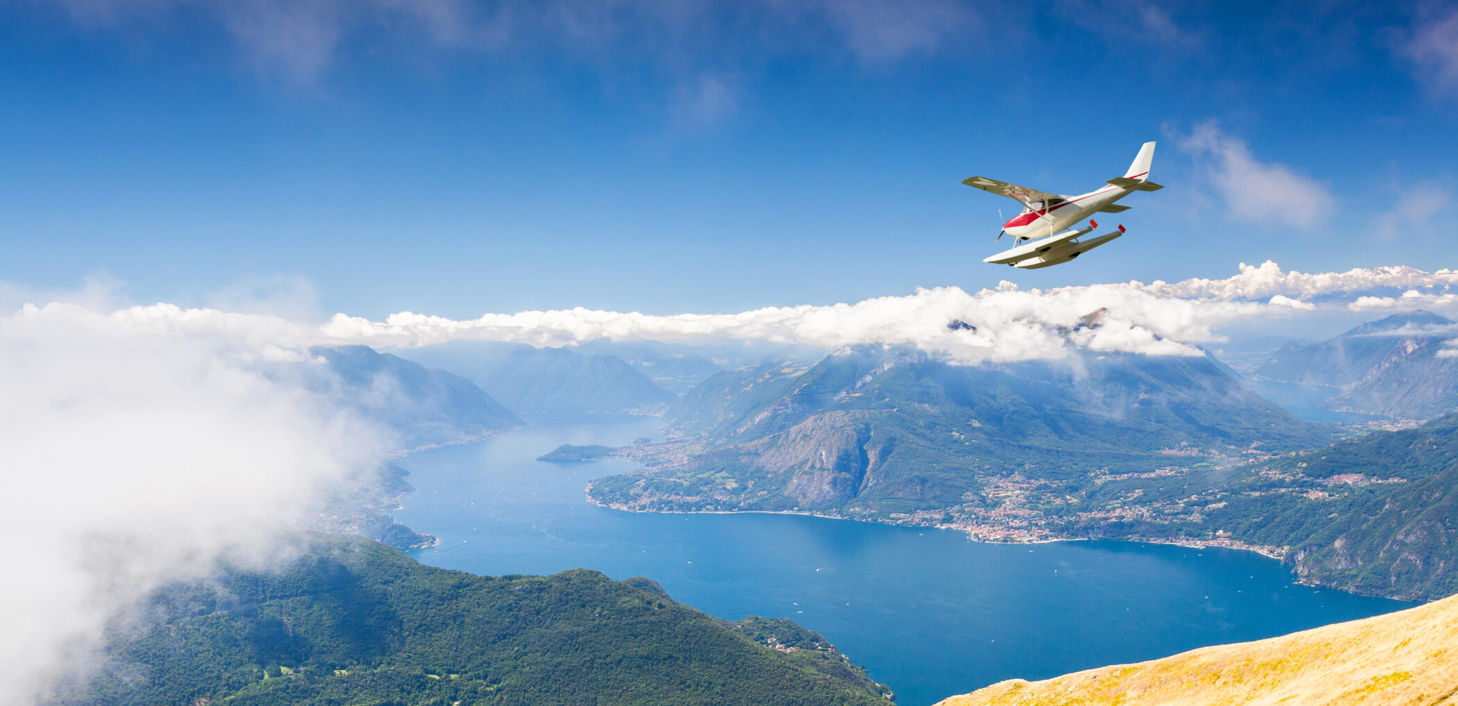 Pesawat amfibi terbang di atas Danau Como