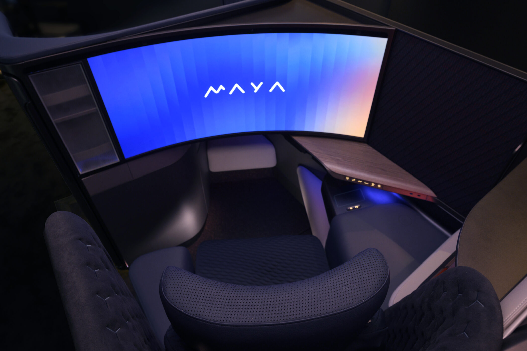 Maya business class seat Panasonic/Collins