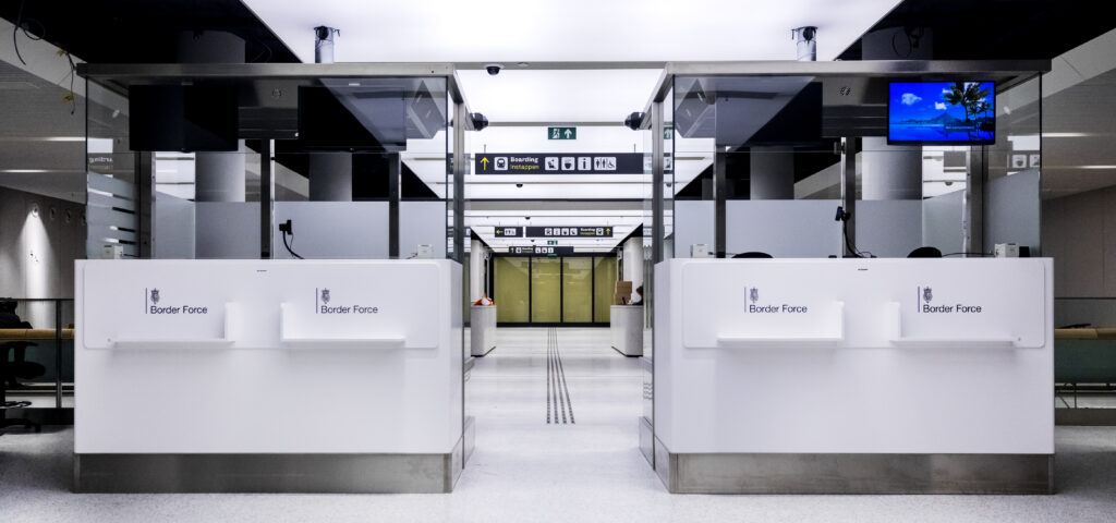 AMSTERDAM - De Douane bij de UK Terminal op Amsterdam Centraal Station. Vanuit de Eurostar-terminal kunnen treinreizigers weer rechtstreeks van Amsterdam naar Londen reizen. ANP RAMON VAN FLYMEN
