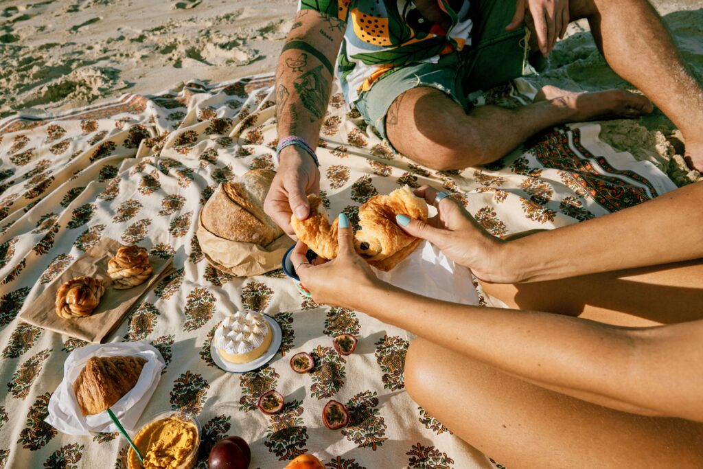 Beach picnic © Unsplash
